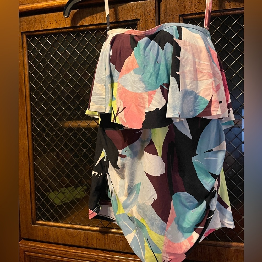 Sonnet shore Women’s swimsuit top size 12